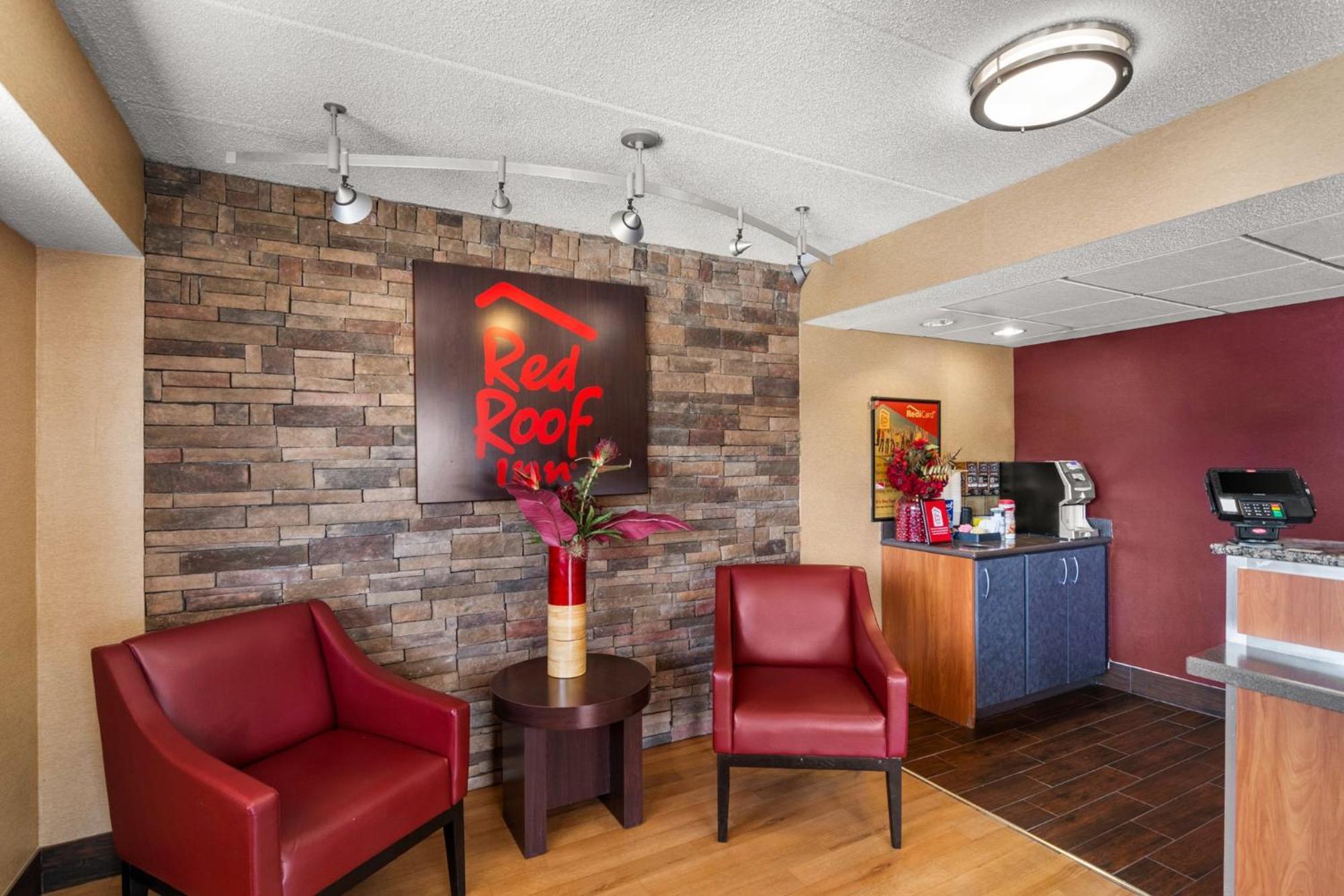 Red Roof Inn Енфийлд Екстериор снимка