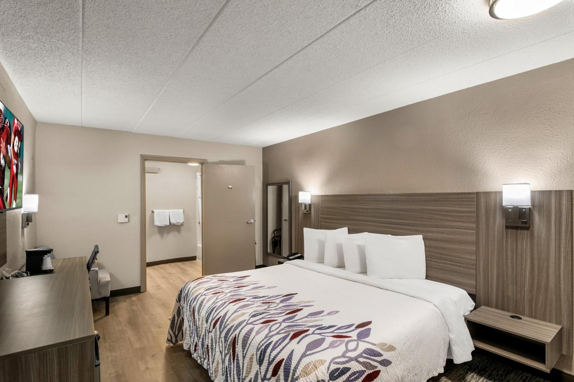 Red Roof Inn Енфийлд Екстериор снимка