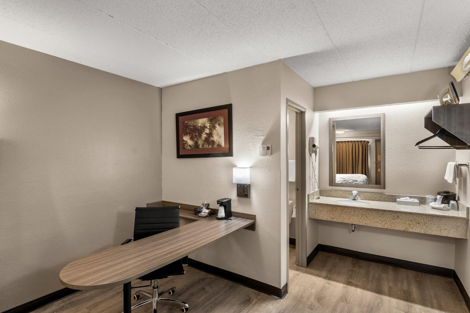 Red Roof Inn Енфийлд Екстериор снимка