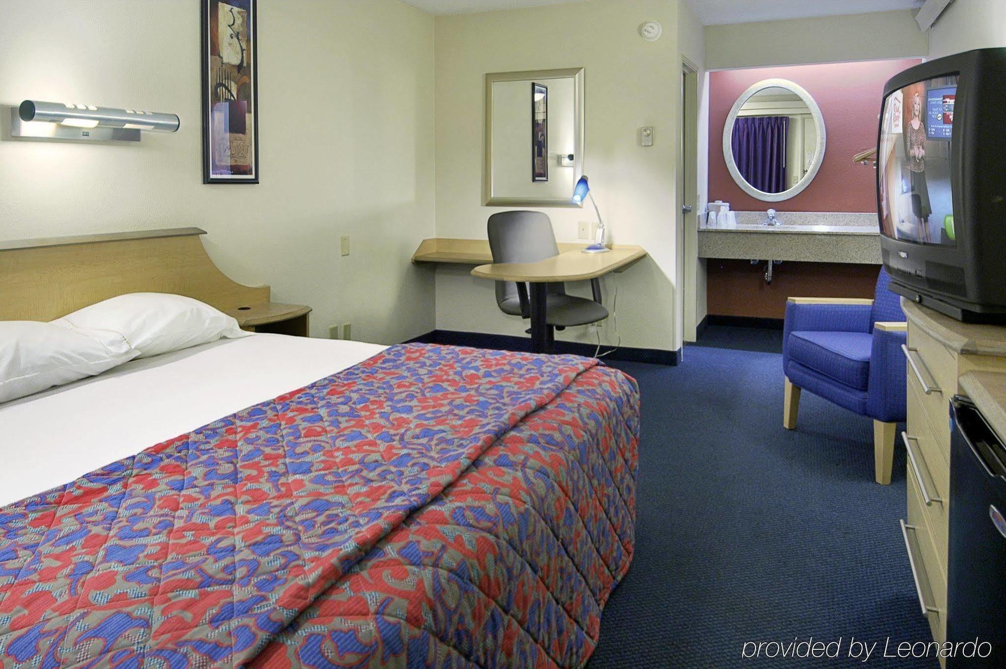 Red Roof Inn Енфийлд Стая снимка